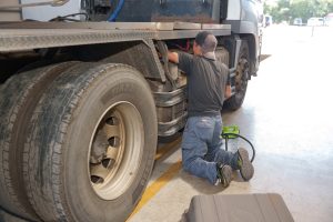 運行前に運行前点検実施中